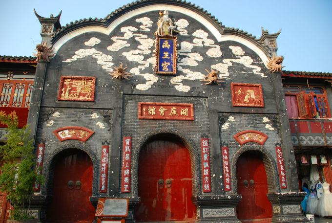 以军称已包围加沙南部城市汗尤尼斯